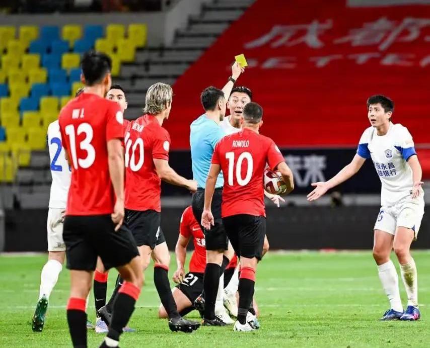 球队在场上展现出攻守兼备的完美状态，压倒对手的简单介绍