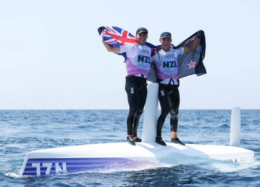 开云体育登录-新西兰男子赛艇队在比赛中领先，夺冠