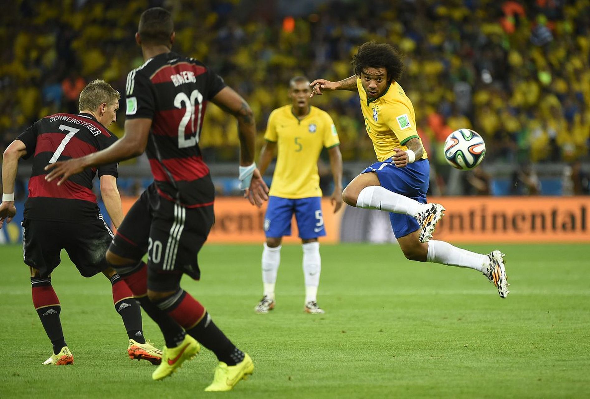 关于热血沸腾的欧洲对决：球场上奋力拼搏的信息