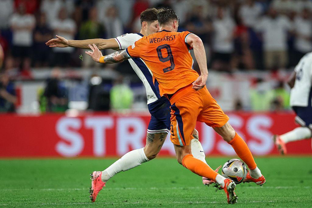 关于荷兰球员全队庆祝，士气高涨备战的信息