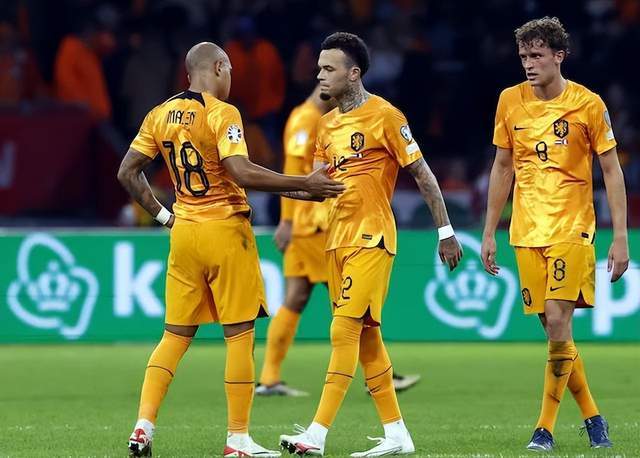 关于荷兰球员全队庆祝，士气高涨备战的信息