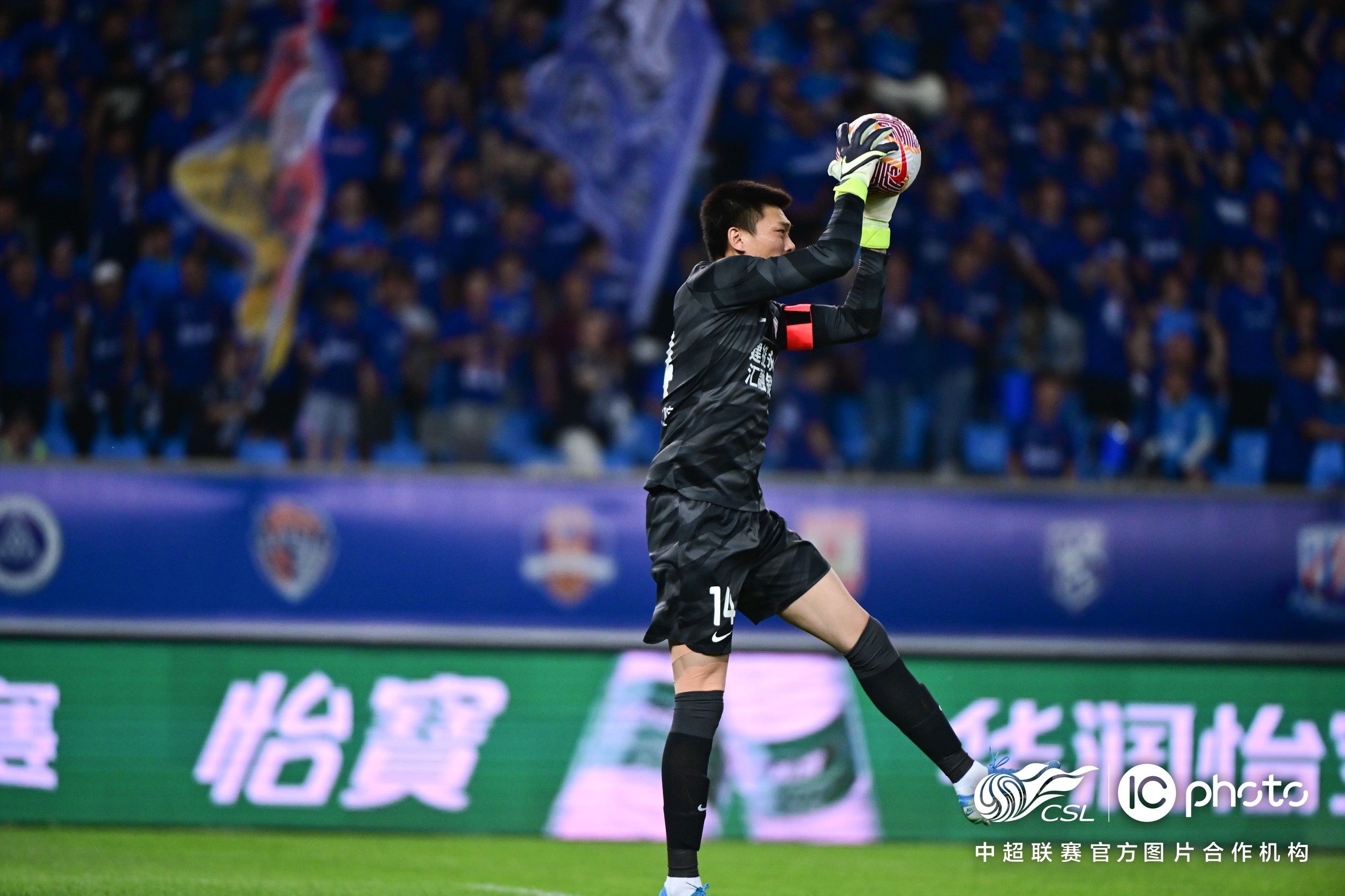 雄狮汉堡门将神扑，力保球门不失的简单介绍