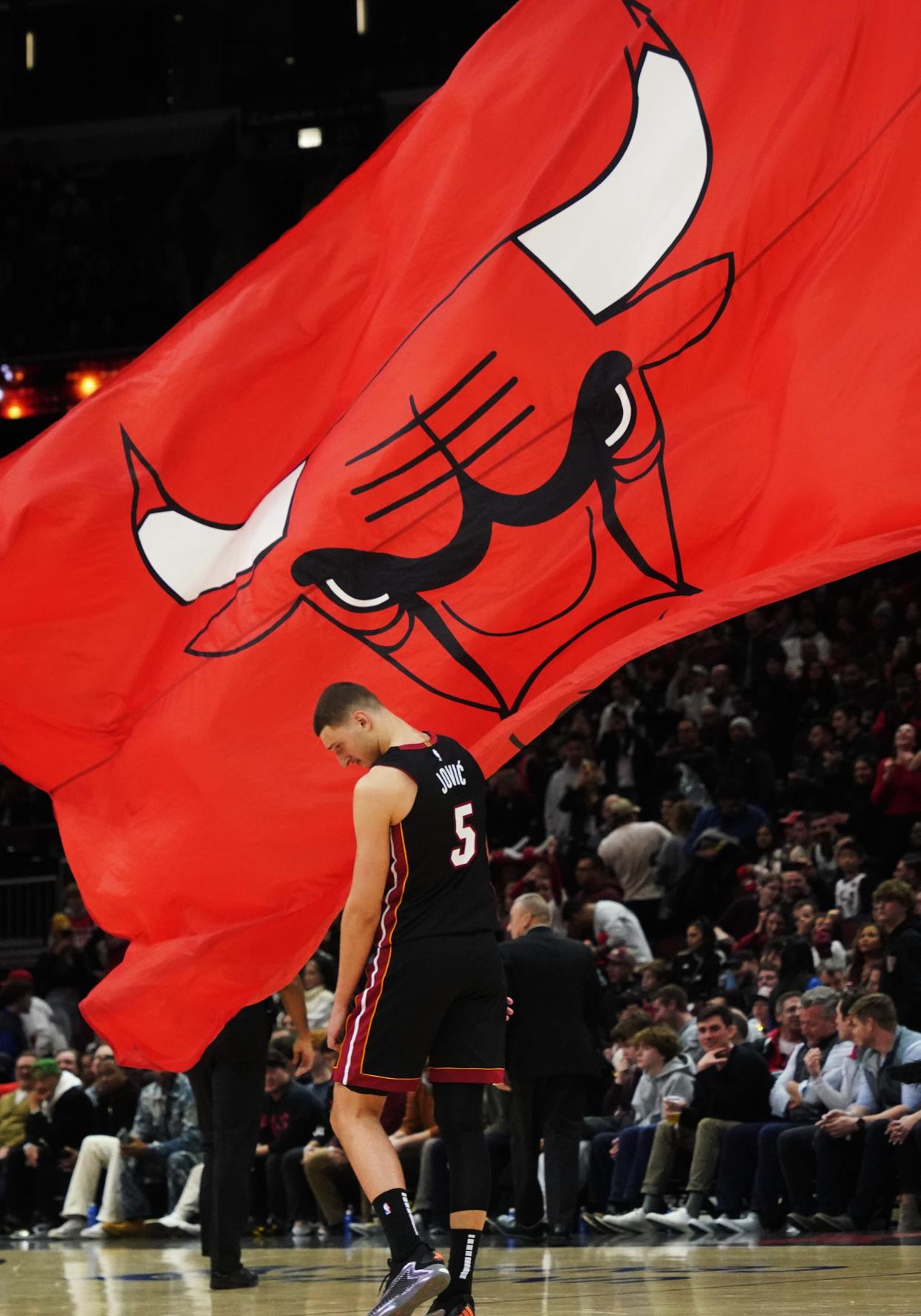 公牛客场获胜，系列赛战绩领先