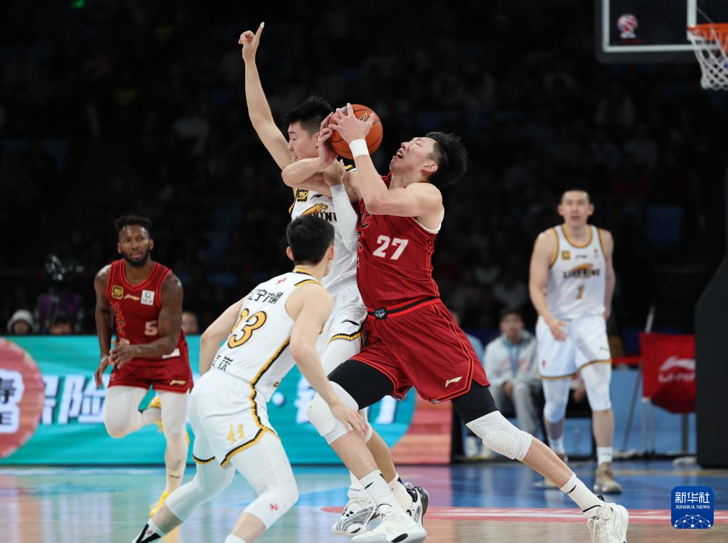 开云体育在线登录-包含CBA比赛场上球员互相拼抢，搏击残酷竞争的词条