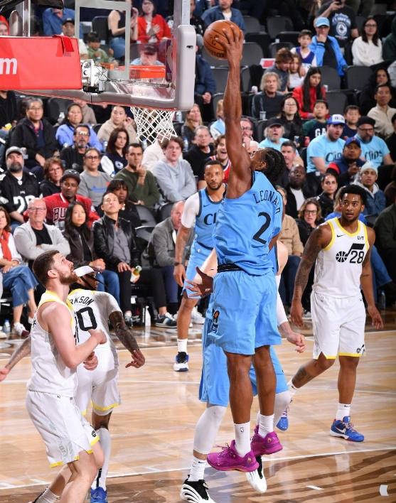 爵士队外线投篮手感火热，逆转胜利