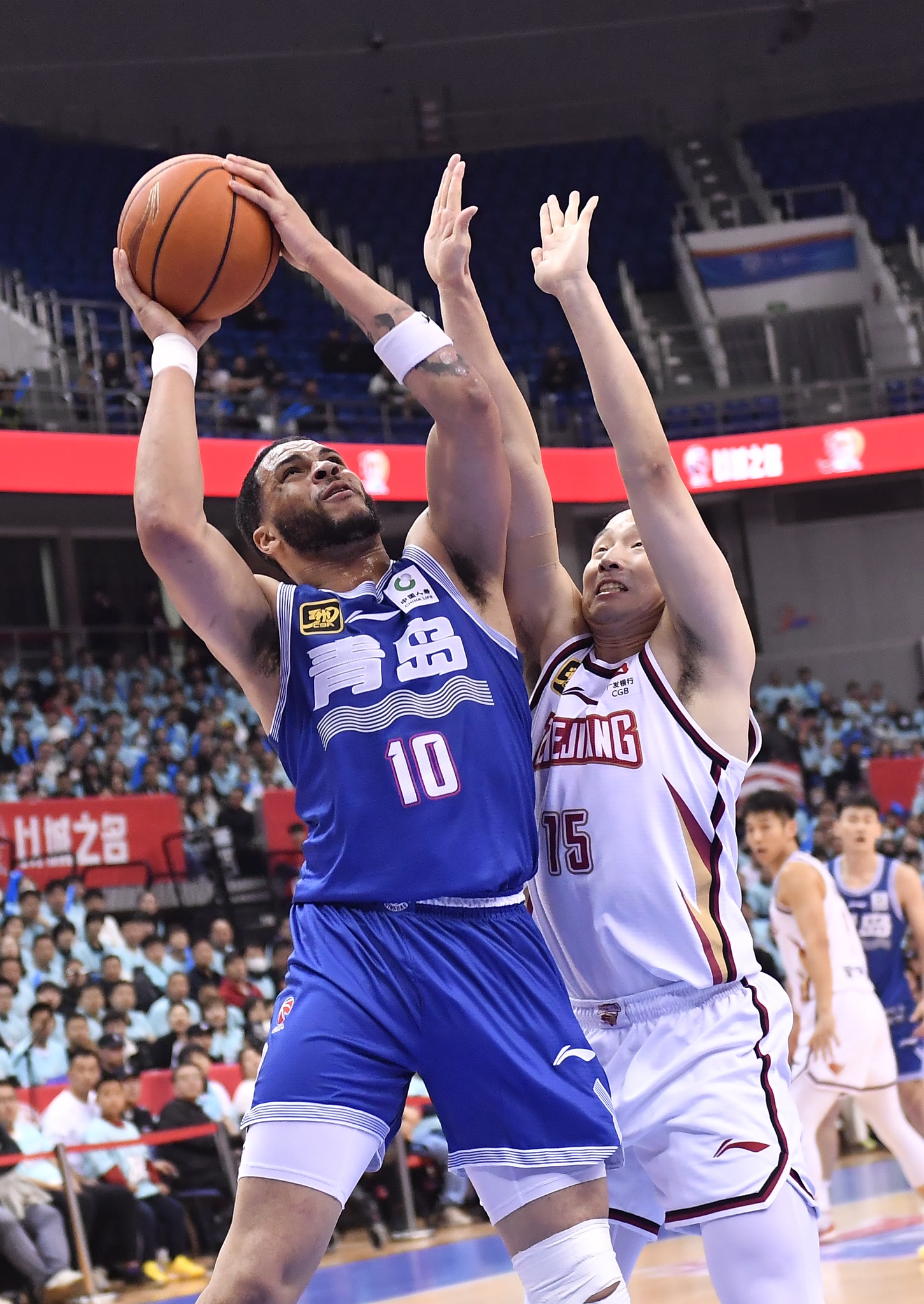 青岛男篮在比赛中全力拼搏，收获胜利的简单介绍